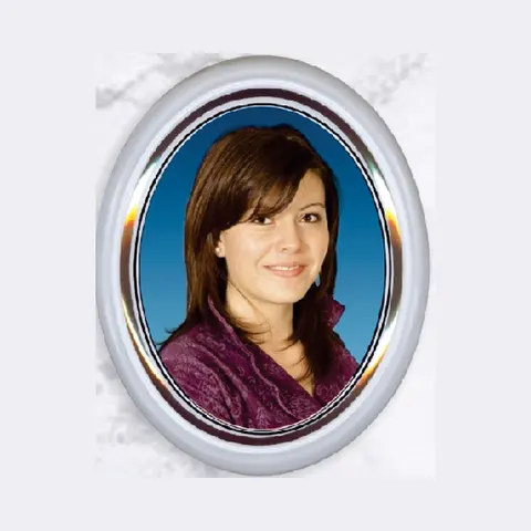 Ovalna porculanska slika s portretom žene u boji