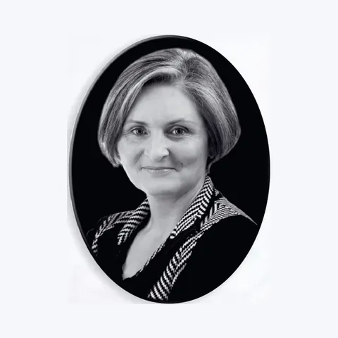 Ovalna crno-bijela porculanska slika s portretom žene